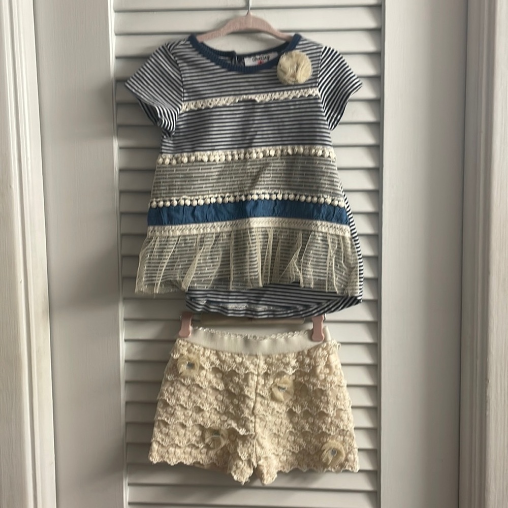 Counting Dasies Lace Shorts Set-24 Months. Excellent Like New. 3D Tulle Flowers.